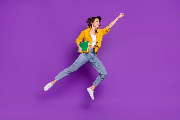 Teljes hossz testméret kilátás vonzó erős vidám lány jumping törekvés elszigetelt felett fényes ibolya lila színű háttér — Stock Fotó