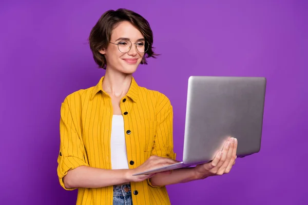 Ritratto di attraente allegra ragazza concentrata utilizzando laptop e commerce chat isolato su luminoso viola viola colore sfondo — Foto Stock