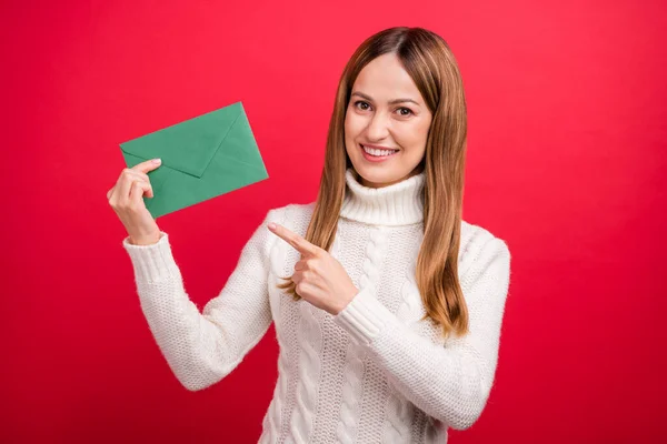 Ritratto di attraente donna allegra dimostrando lettera elenco inviare notifica isolato su sfondo di colore rosso brillante — Foto Stock