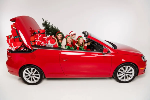 Foto di affascinante bella Babbo Natale aiutanti equitazione auto consegna presenta isolato sfondo di colore bianco — Foto Stock