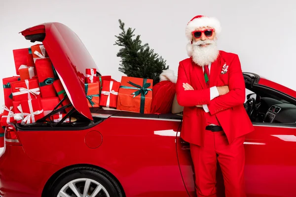 Kendine güveni tam bir Noel Baba 'nın fotoğrafı. Gülümseyen bir araba. Yılbaşı hediyesi. — Stok fotoğraf