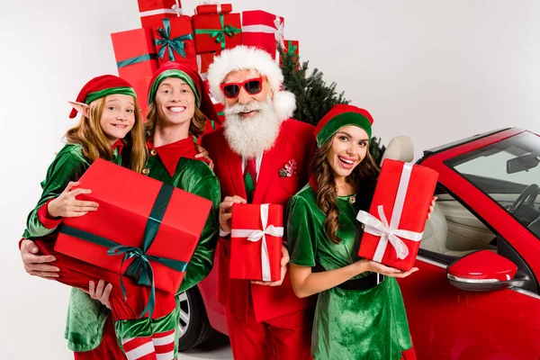 Komik dört kişi kostüm temalı Noel partisi hazırlama konsepti sunar izole edilmiş beyaz arkaplan — Stok fotoğraf