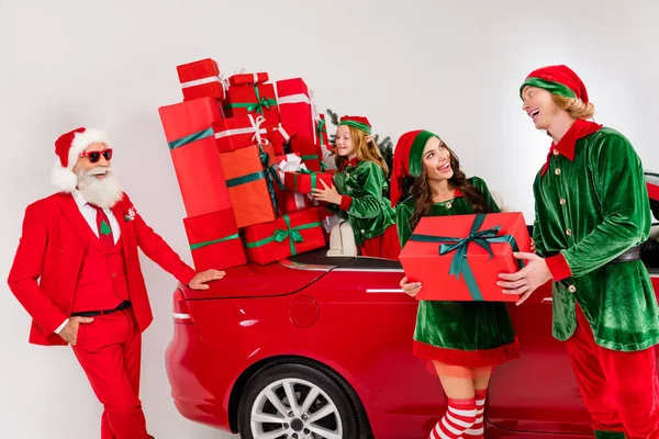 Foto di carino grazioso Babbo Natale assistenti di guida auto consegna regali parlando sorridente isolato sfondo di colore bianco — Foto Stock