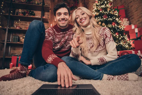 Retrato de dois alegre bonito bela namorada namorado assistindo filme web vídeo apontando newyear dentro de casa — Fotografia de Stock