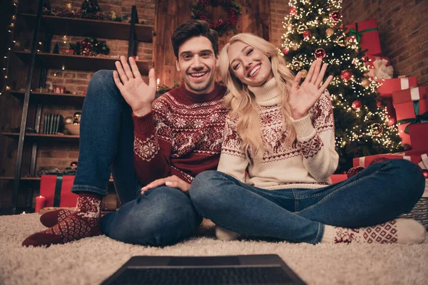 Retrato de dos guapos hermosa novia novio alegres cónyuges llamando a la web saludos saludos saludos nuevo año en interiores —  Fotos de Stock