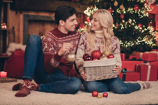 Foto de comprimento total de bonito casal namorado namorada decoração evergreen desgaste vermelho jumpers jeans meias dentro de casa na véspera x-mas — Fotografia de Stock