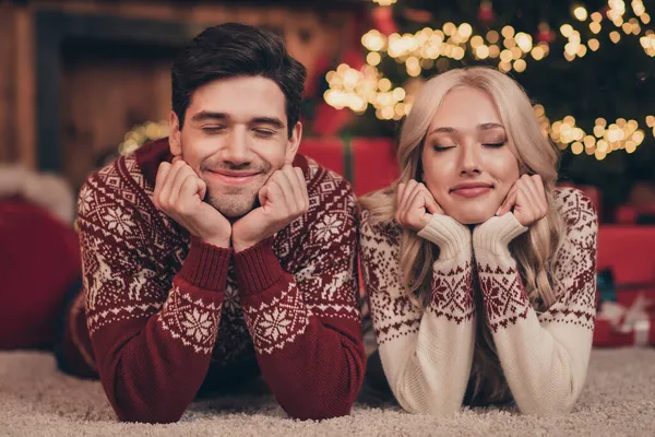 Fotografie rozkošný přemýšlivý manžel žena oblečený tisk svetry, aby Noel přeje zavřené oči usměvavý vnitřní pokoj domácí dům — Stock fotografie