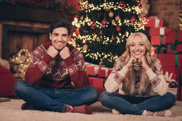 Foto de dulce divertido marido esposa desgaste impresión suéteres sonriendo disfrutando de Navidad tiempo interior casa casa habitación — Foto de Stock