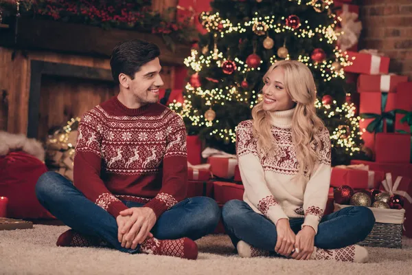 Retrato de dois cônjuges casados alegres atraentes sentados no tapete passar dia festivo dezembro véspera tempo dentro de casa — Fotografia de Stock