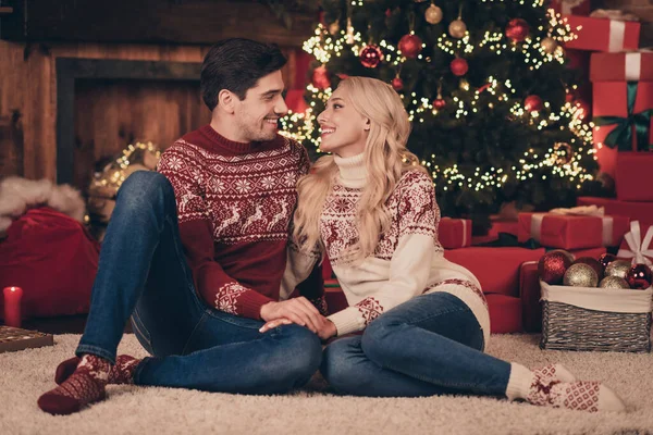 Zdjęcie marzycielski słodkie żona mąż ubrany druk pulowerów przytulanie świętując nowy rok uśmiechając się w pomieszczeniu domu — Zdjęcie stockowe
