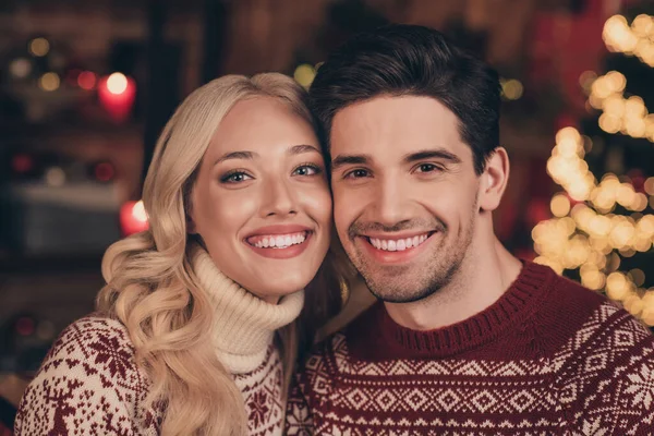 Фото мечтательной красивой жены мужа носить отпечаток свитера улыбаясь празднования Рождества в помещении домашней комнаты — стоковое фото