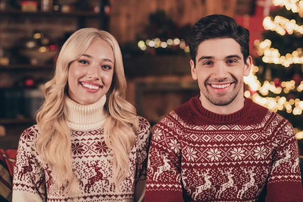 Foto van vrij charmante jonge man vrouw gekleed print pullovers vieren noel glimlachen binnen kamer huis — Stockfoto