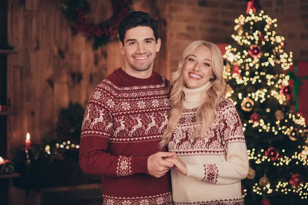 照片上，甜美可爱的妻子丈夫穿着印花套头衫，拥抱在屋里笑着庆祝圣诞节 — 图库照片