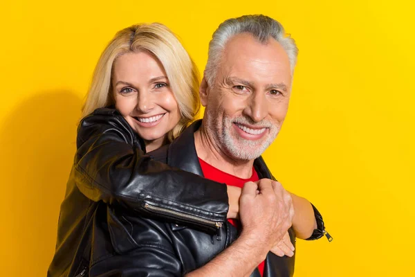 Retrato de atractivos jubilados alegres amantes amigables de pelo gris que se divierten abrazando aislado sobre fondo de color amarillo brillante —  Fotos de Stock