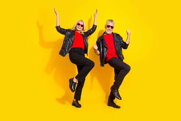Ganzer Länge Körpergröße Ansicht der schönen schönen Rentner Freunde tanzen Narren isoliert über helle gelbe Farbe Hintergrund — Stockfoto