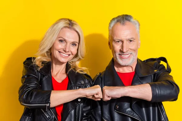 Portrait de deux jolies épouses aux cheveux gris frais mettant des poings affaire fait isolé sur fond de couleur jaune vif — Photo