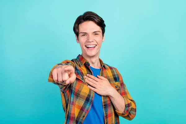 Foto di ragazzo indicano dito si ride mano petto divertirsi indossare camicia a quadri isolato acquamarina colore sfondo — Foto Stock