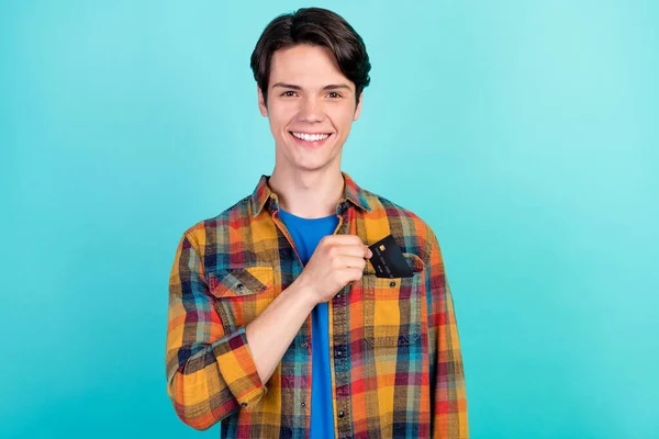 Foto de banco confiável cliente cara tomar cartão de débito de crédito desgaste camisa xadrez isolado aquamarine cor fundo — Fotografia de Stock