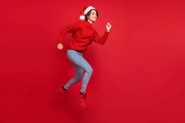 Πλήρης φωτογραφία προφίλ σώματος του νεαρού κοριτσιού χαρούμενο θετικό χαμόγελο τρέχει σεζόν ψώνια πώληση απομονωμένη πάνω από το κόκκινο χρώμα φόντο — Φωτογραφία Αρχείου
