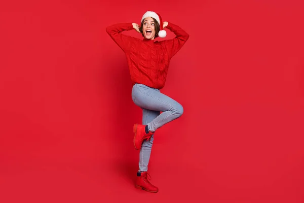 Πλήρες μήκος σώματος μέγεθος φωτογραφία όμορφη γυναίκα σε headwear αναζητούν copyspace ευτυχισμένη απομονωμένη ζωντανό κόκκινο χρώμα φόντο — Φωτογραφία Αρχείου