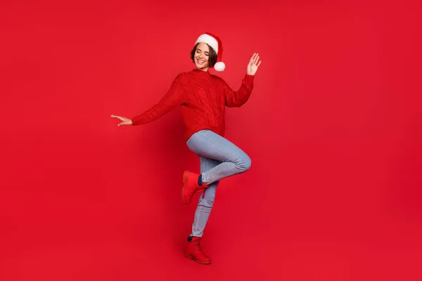 Фотографія повного тіла молодої дівчини щаслива позитивна посмішка веселі танцювальні свята ізольовані на фоні червоного кольору — стокове фото
