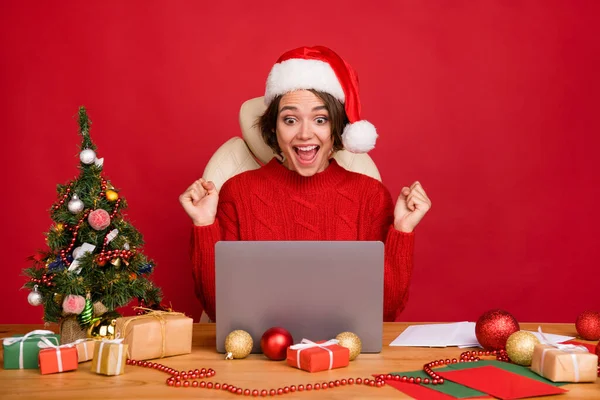 Foto av ung flicka glad positiv leende upphetsad look laptop glädje seger isolerad över röd färg bakgrund — Stockfoto