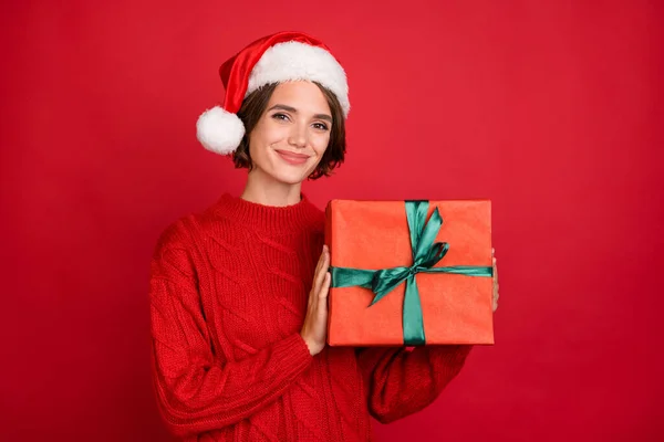 Foto portret jonge vrouw houden van Kerstmis aanwezig in hoofddeksels geïsoleerde levendige rode kleur achtergrond — Stockfoto