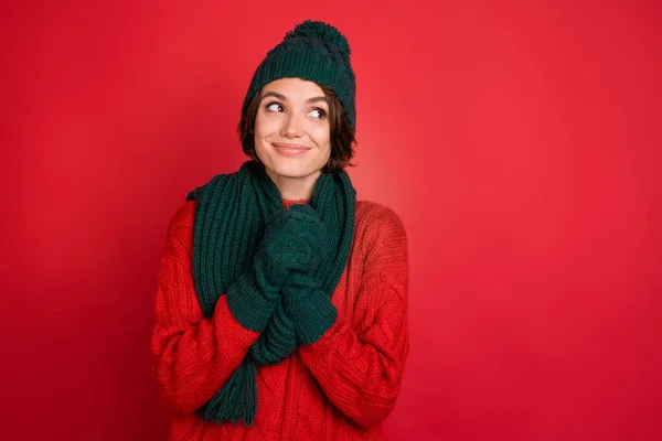 Foto da jovem mulher feliz sorriso positivo sonho olhar vazio espaço feriado isolado sobre fundo de cor vermelha — Fotografia de Stock