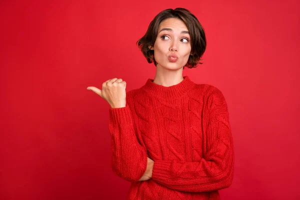 Foto portret jonge vrouw verzenden lucht kus wijzen duim copyspace geïsoleerde levendige rode kleur achtergrond — Stockfoto