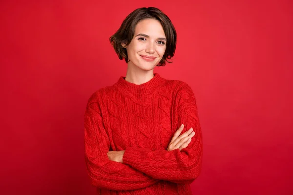 Foto porträtt ung kvinna korsade händer leende händer isolerad levande röd färg bakgrund — Stockfoto