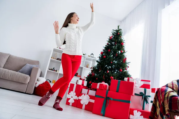 Volledige grootte foto van vrolijke vrolijke vrouw genieten van kerst geest boom binnen huis appartement — Stockfoto
