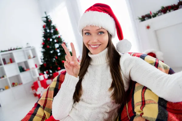 밝고 긍정적 인 긍정적 인 젊은 여성의 기분좋은 사진 이 집 안의 아파트에서 셀카 비호 크리스마스를 만든다. — 스톡 사진