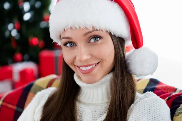 Фото чарівної блискучої молодої жінки, одягненої в трикотажний светр головний убір посміхаючись в приміщенні домашнього будинку — стокове фото