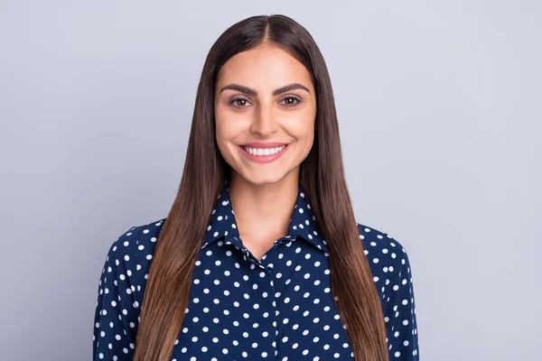 Фото молодой счастливой веселой женщины носить пунктирные синие рубашки улыбка хорошее настроение изолированы на сером фоне цвета — стоковое фото