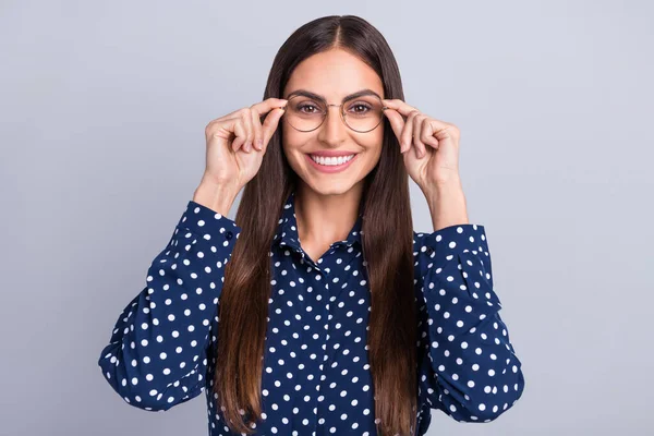 Retrato de atraente mulher de negócios alegre tocando especificações correção de vista isolado sobre fundo de cor cinza — Fotografia de Stock