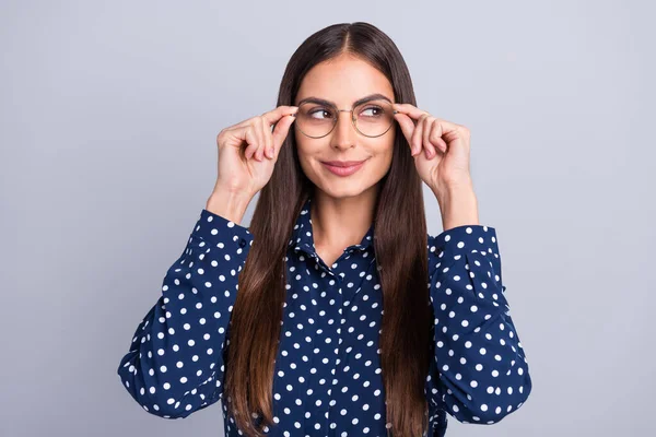 Portré vonzó kíváncsi vidám üzletasszony megható szemüveg gondolkodás elszigetelt szürke színű háttér — Stock Fotó