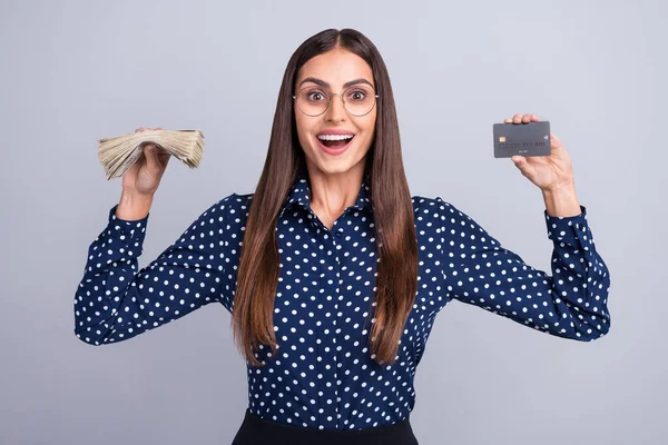 Ritratto di attraente stupito allegra donna d'affari in possesso di contanti usd bonus bancario isolato su sfondo di colore grigio — Foto Stock