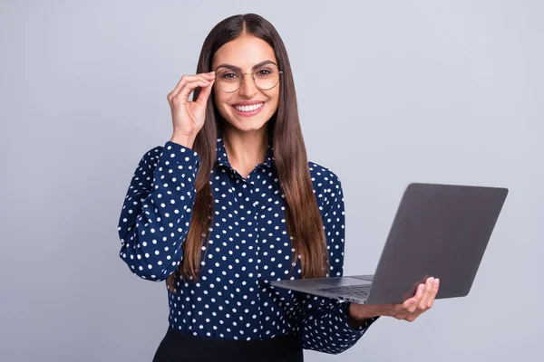 Foto von netten jungen brünetten Dame halten Laptop tragen blaues Hemd Brille isoliert auf grauem Hintergrund — Stockfoto