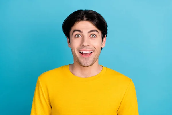 Foto von jungen aufgeregten Mann glücklich positives Lächeln erstaunt schockiert Nachrichtenverkauf isoliert über blauen Farbhintergrund — Stockfoto