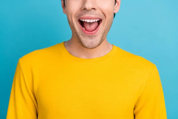 Vágott fotó a fiatal izgatott férfi boldog pozitív mosoly meglepett hírek elszigetelt kék színű háttér — Stock Fotó