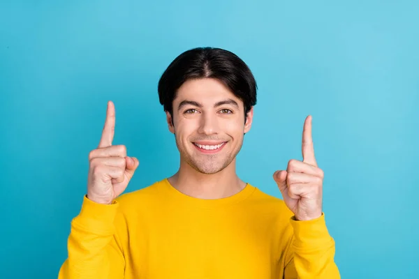 Zdjęcie młodego człowieka szczęśliwy pozytywny uśmiech punkt palce puste miejsce reklama sugerują sprzedaż abonamentu izolowane na tle niebieskiego koloru — Zdjęcie stockowe