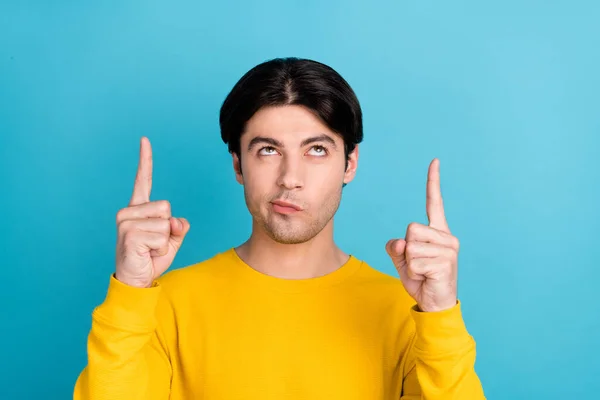 Foto van jonge man look geven vinger lege ruimte adverteren advies kiezen directe manier raden geïsoleerd over blauwe kleur achtergrond — Stockfoto