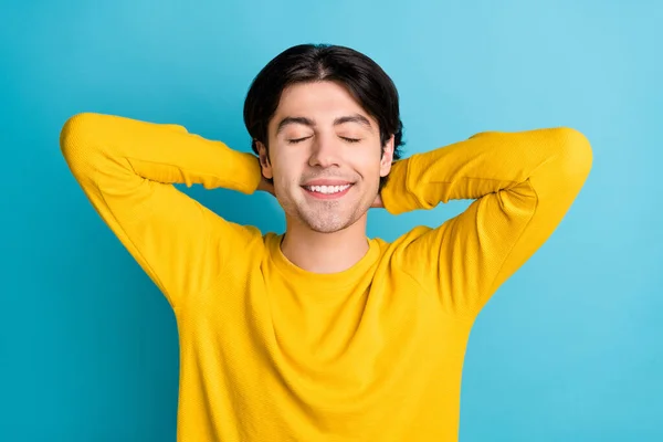 Fotografie tisíciletého brunet chlap ruce hlava spánek nosit žlutou košili izolované na modrém pozadí — Stock fotografie