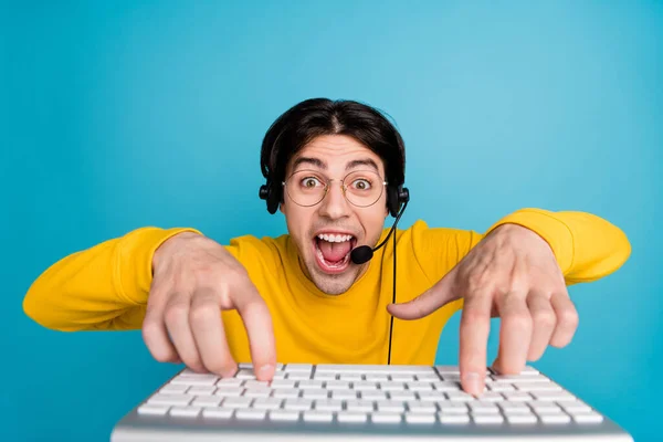 Foto portret man gek praten in microfoon typen op toetsenbord geïsoleerde pastel blauwe kleur achtergrond — Stockfoto