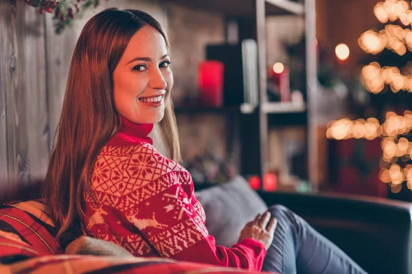 Φωτογραφία από αξιολάτρευτο όμορφη νεαρή γυναίκα ντυμένη κόκκινο πουλόβερ έχοντας υπόλοιπο απολαμβάνοντας το νέο έτος χαμογελώντας σε εσωτερικούς χώρους σπίτι δωμάτιο — Φωτογραφία Αρχείου