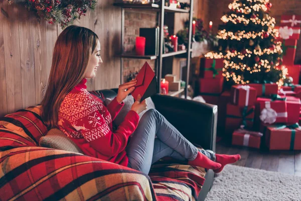 Photo of charming excited mature lady wear red pullover uśmiechnięty pisanie świąteczne pozdrowienia w domu dom pokój — Zdjęcie stockowe