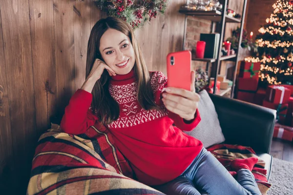 Foto von ziemlich entzückend reifen Dame tragen roten Pullover lächelnd Heften Selfie moderne Gadget Weihnachtsgrüße drinnen Haus Home Room — Stockfoto