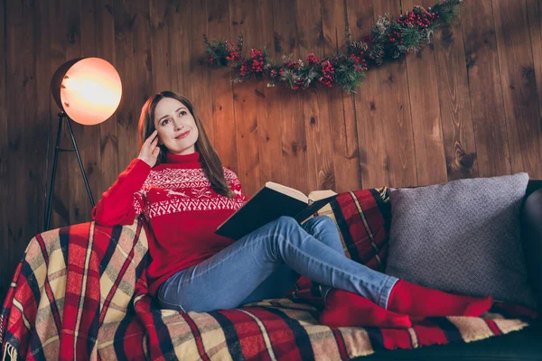Foto di bella signora matura premurosa indossare pullover rosso sorridente lettura di Natale fiabe al chiuso casa casa camera — Foto Stock