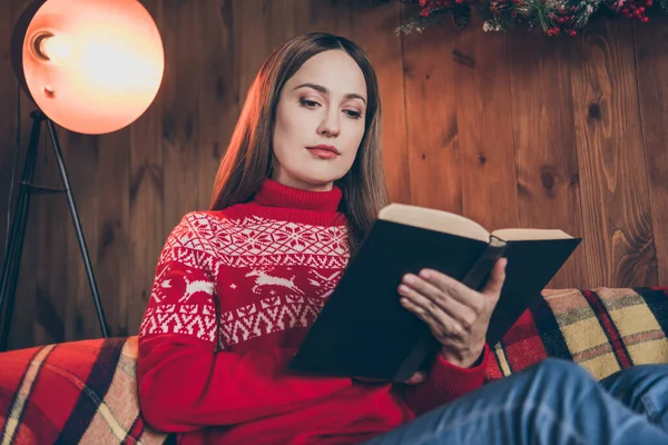 Foto di brillante fiduciosa giovane donna vestita maglione rosso leggere storie di nuovo anno in casa casa casa — Foto Stock