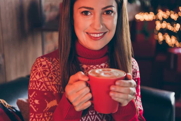 Foto de encantador doce maduro senhora desgaste vermelho pulôver sorrindo apreciando saborosa bebida de Natal dentro de casa casa casa quarto — Fotografia de Stock